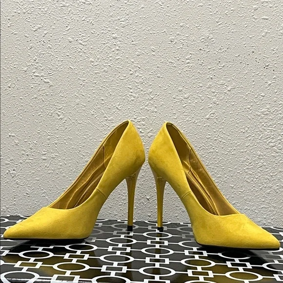 HOT TOMATO CAYENNE Canary Yellow Suede Stiletto Heels Size 7.5W EUC - Picture 1 of 9